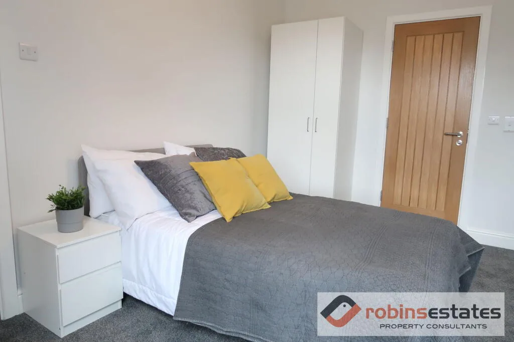 6 bedroom semi-detached house for rent
