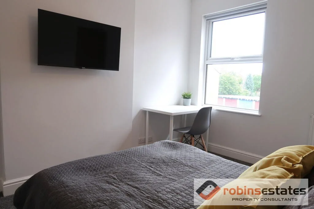 6 bedroom semi-detached house for rent