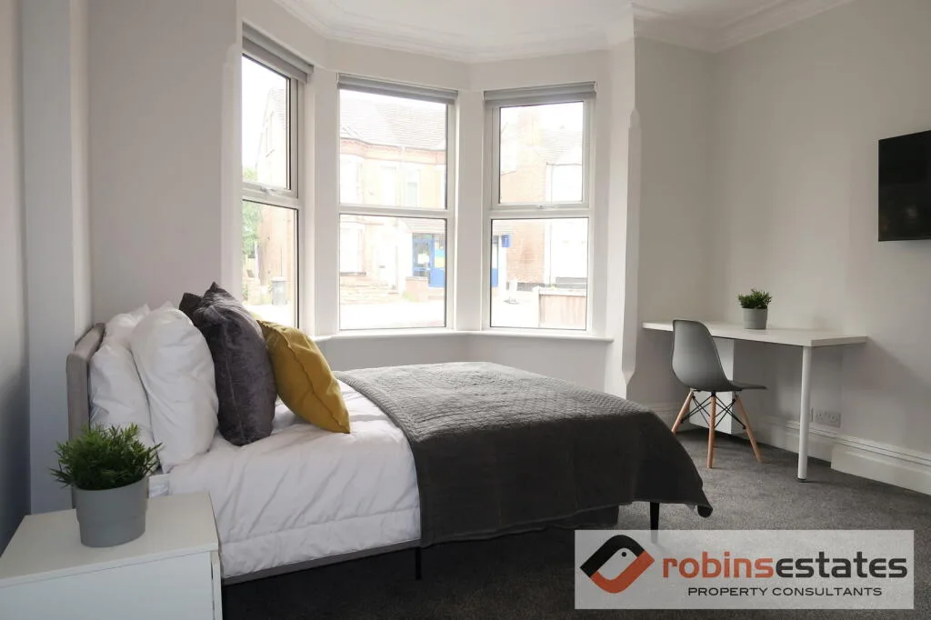 6 bedroom semi-detached house for rent