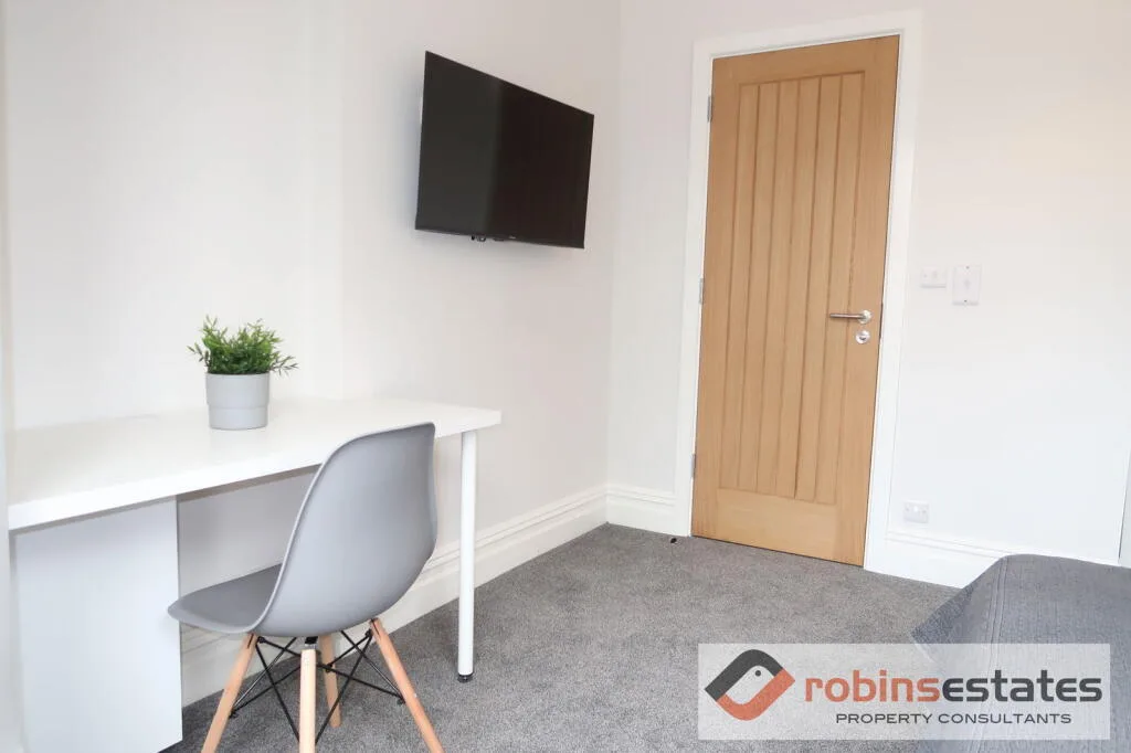 6 bedroom semi-detached house for rent