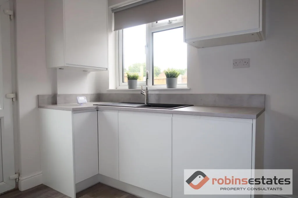 6 bedroom semi-detached house for rent