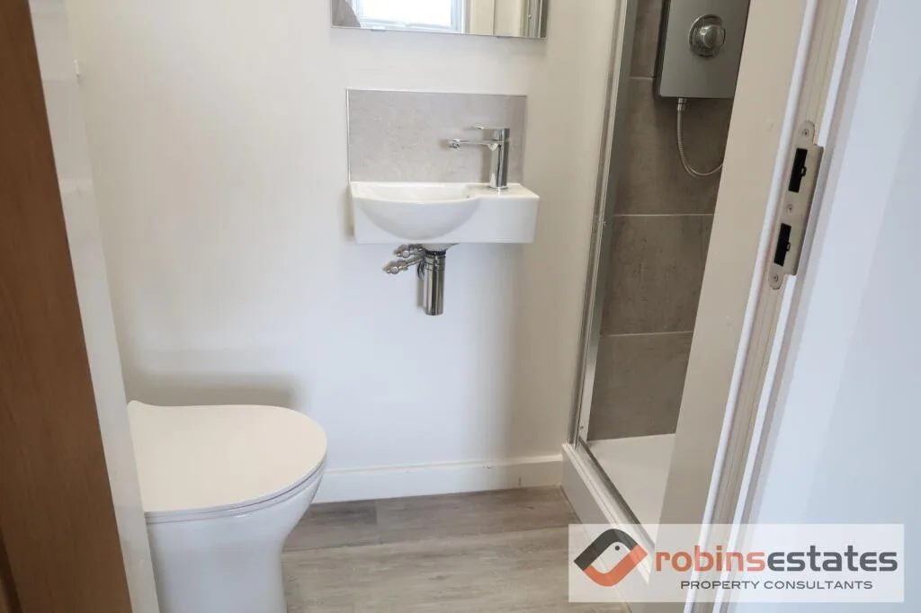 6 bedroom semi-detached house for rent
