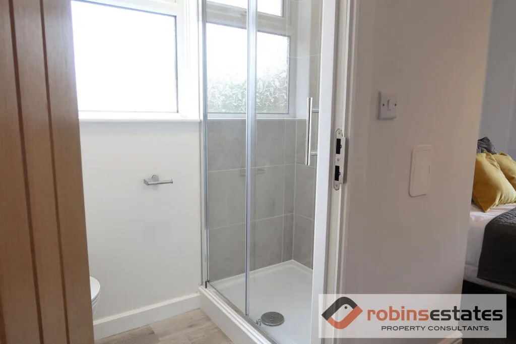 6 bedroom semi-detached house for rent