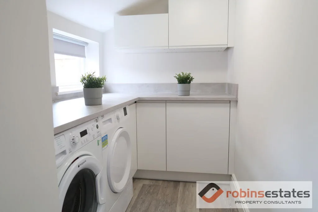 6 bedroom semi-detached house for rent