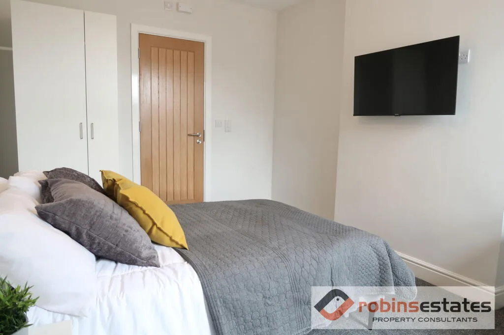 6 bedroom semi-detached house for rent