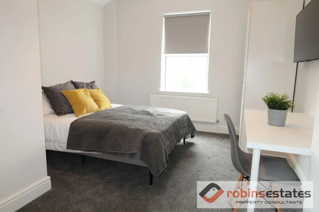 6 bedroom semi-detached house for rent