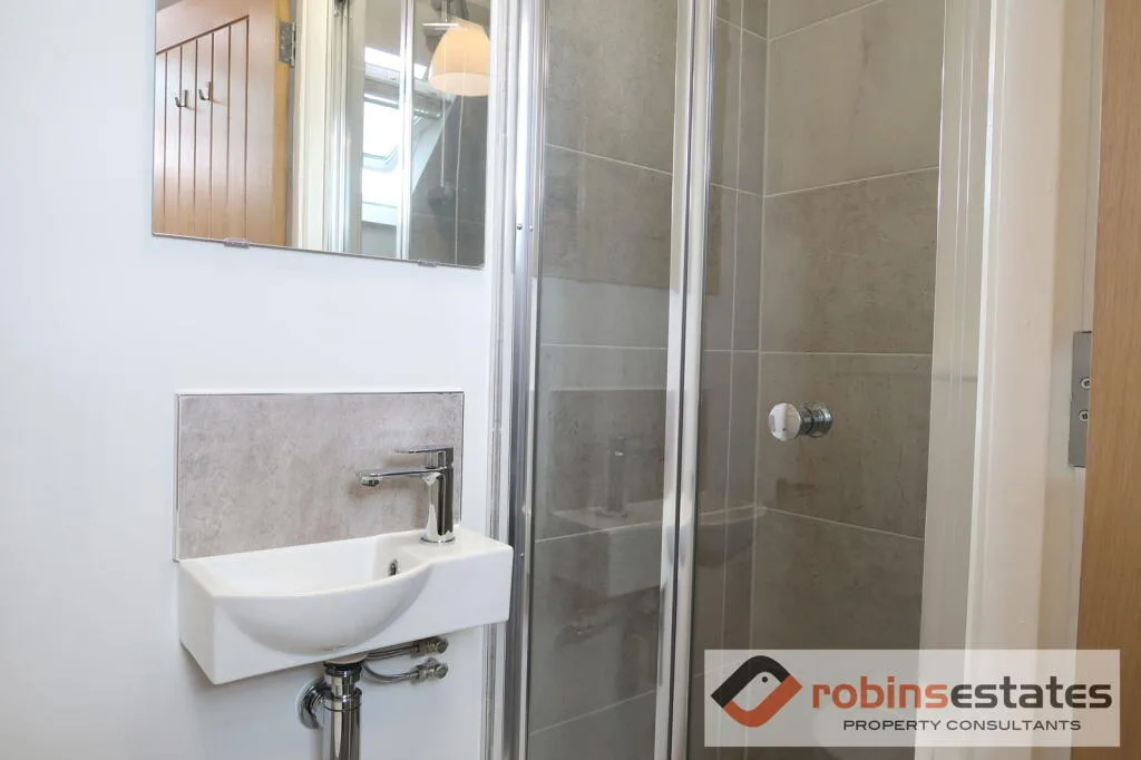 6 bedroom semi-detached house for rent