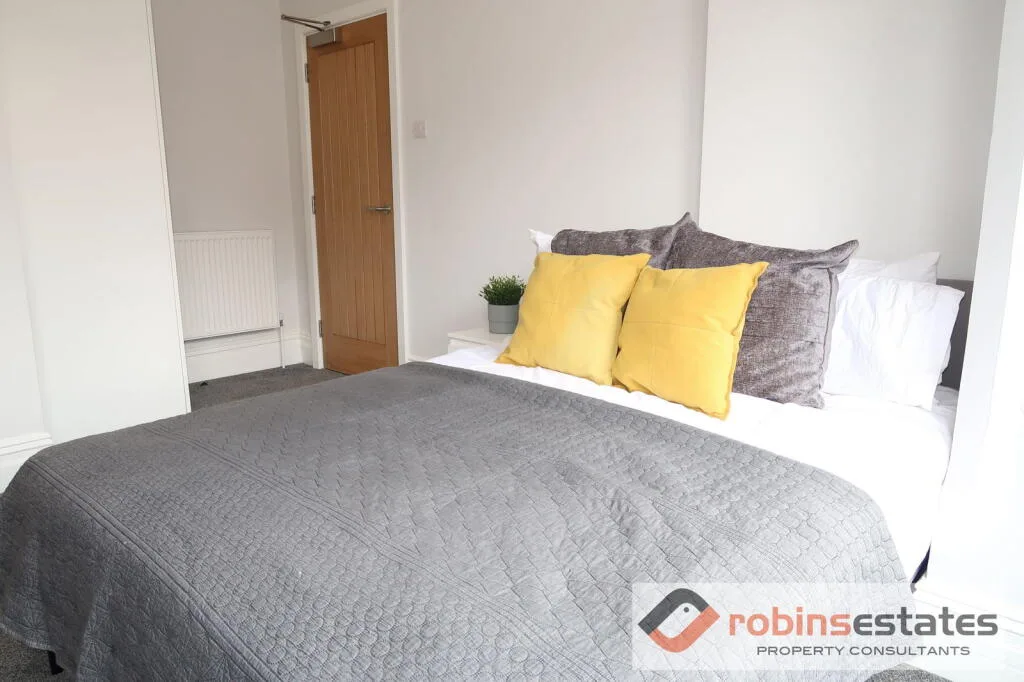 6 bedroom semi-detached house for rent