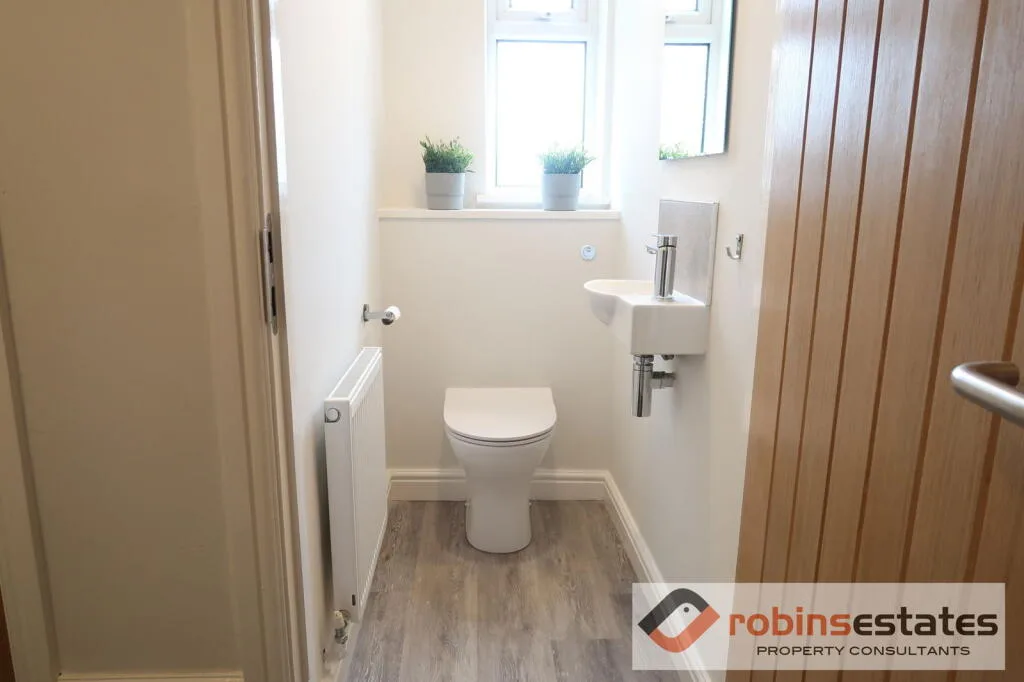 6 bedroom semi-detached house for rent