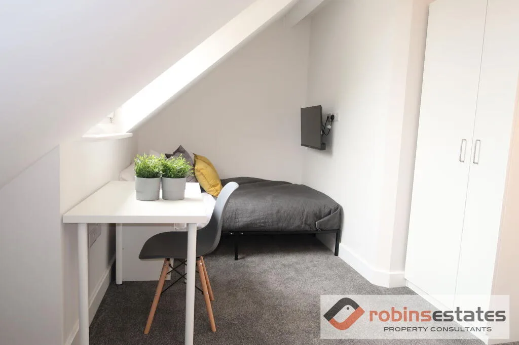 6 bedroom semi-detached house for rent