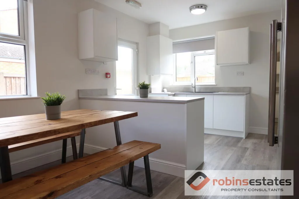 6 bedroom semi-detached house for rent