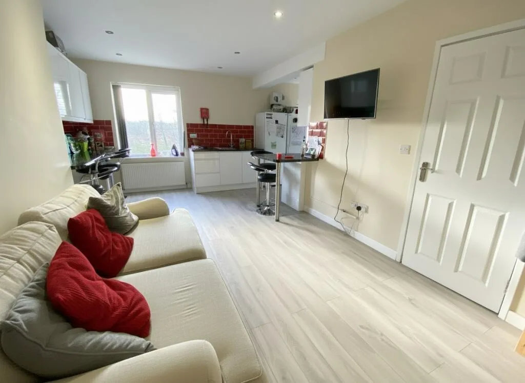6 bedroom house for rent