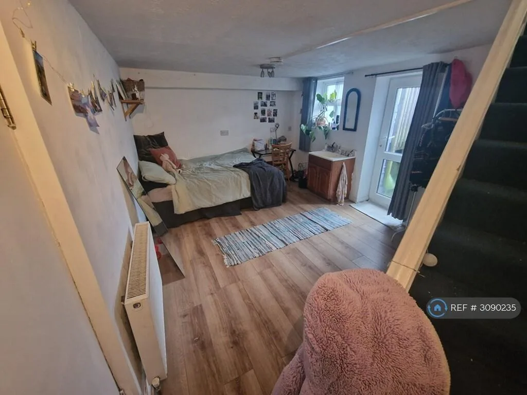 5 bedroom semi-detached house for rent