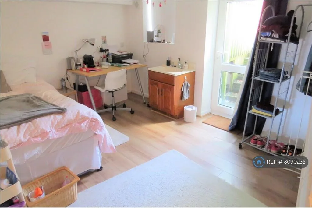 5 bedroom semi-detached house for rent