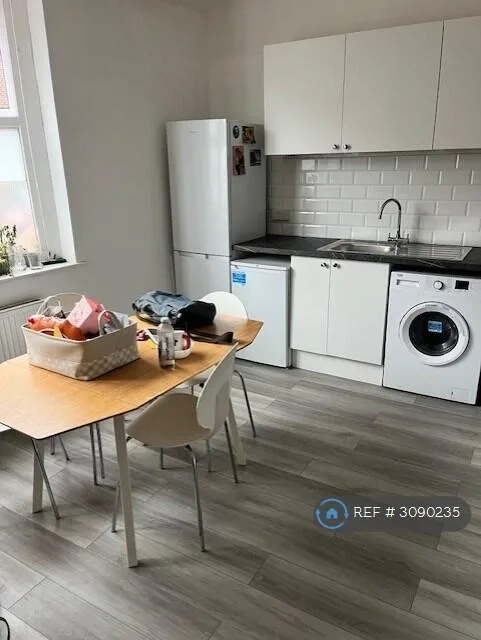 5 bedroom semi-detached house for rent