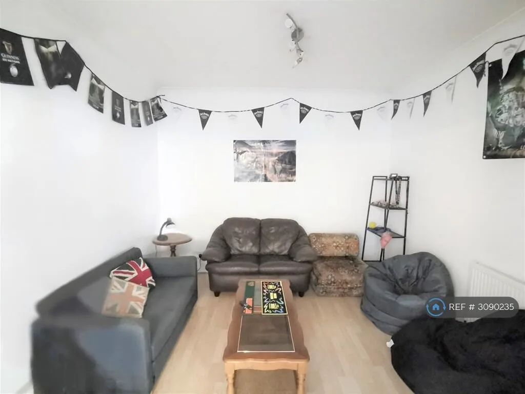 5 bedroom semi-detached house for rent