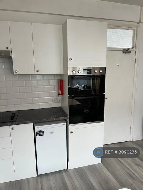 5 bedroom semi-detached house for rent