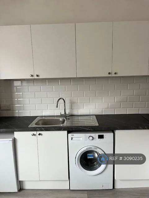 5 bedroom semi-detached house for rent