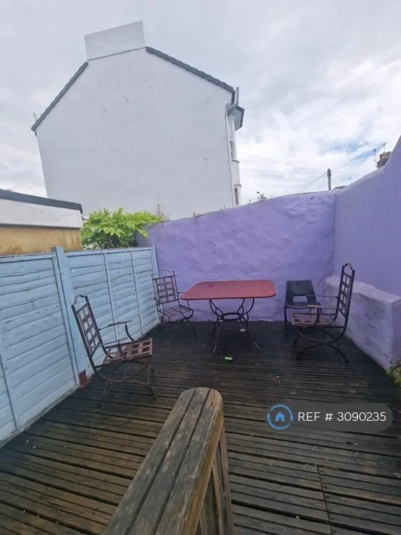 5 bedroom semi-detached house for rent