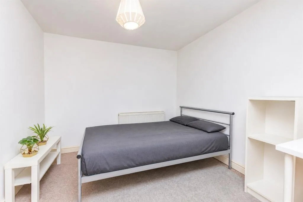7 bedroom end of terrace house for rent