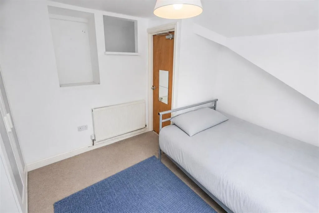 7 bedroom end of terrace house for rent