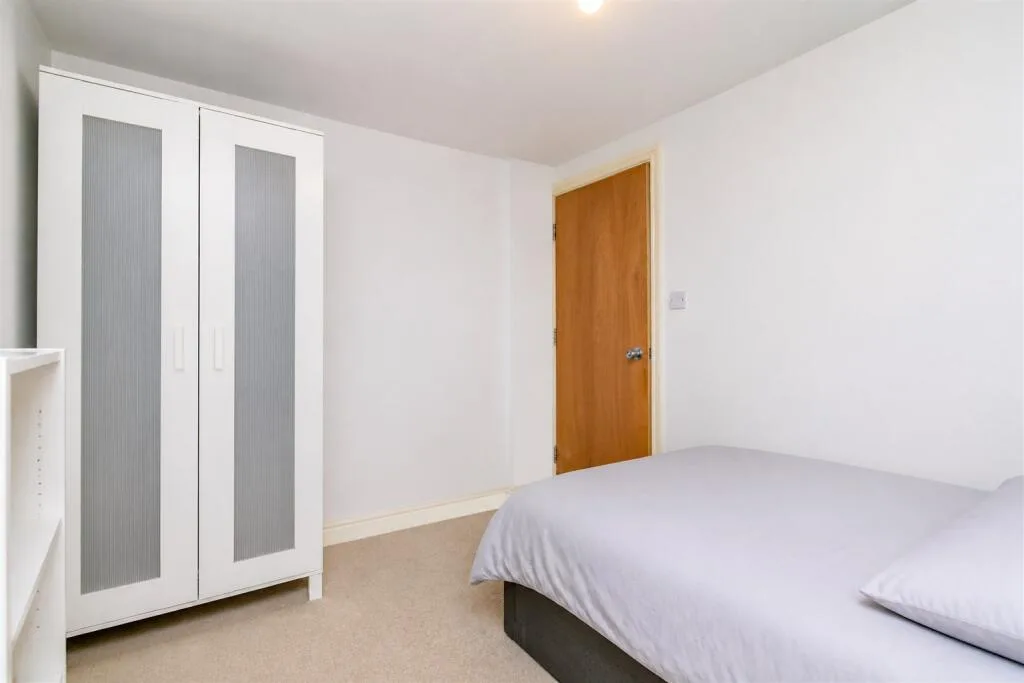 7 bedroom end of terrace house for rent
