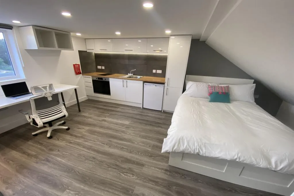 5 bedroom semi-detached house for rent