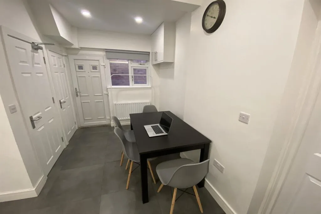 5 bedroom semi-detached house for rent