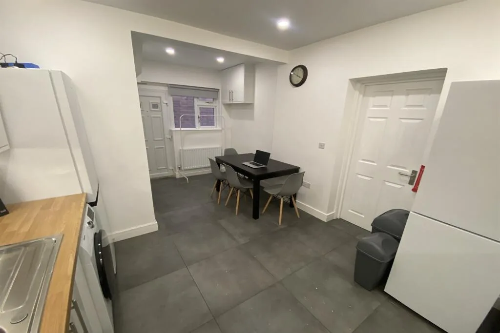 5 bedroom semi-detached house for rent