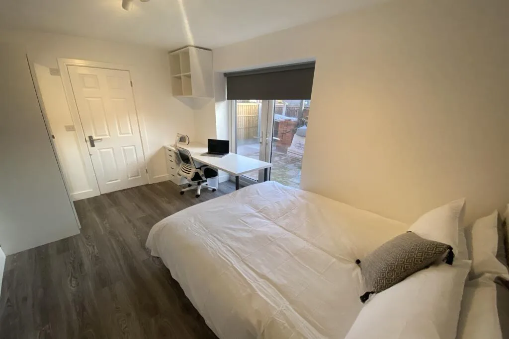 5 bedroom semi-detached house for rent