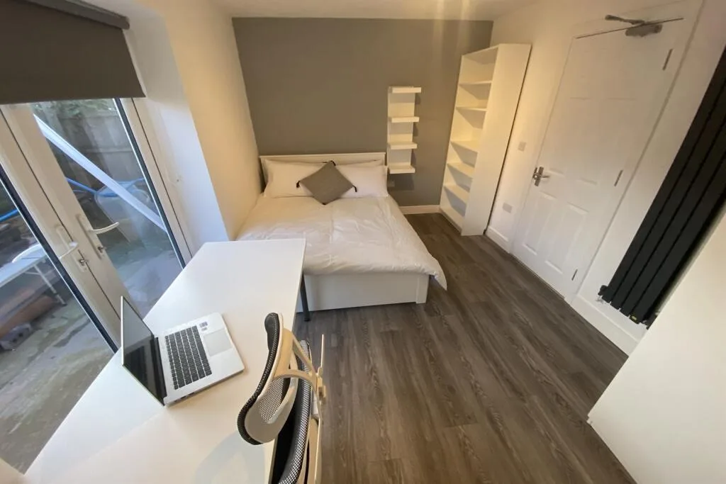 5 bedroom semi-detached house for rent