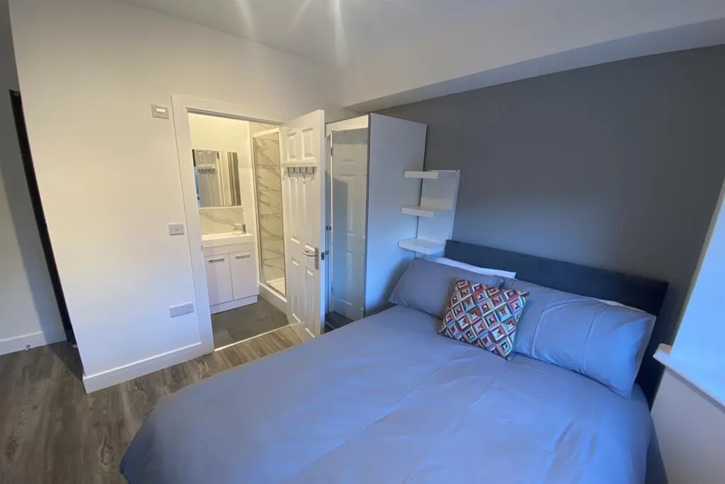 5 bedroom semi-detached house for rent