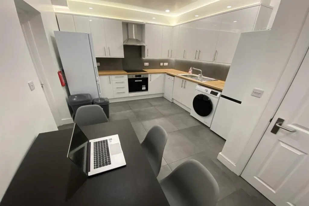 5 bedroom semi-detached house for rent