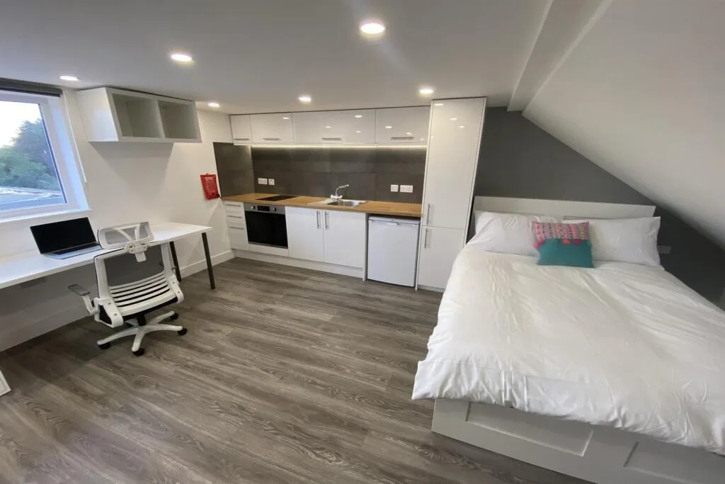 5 bedroom semi-detached house for rent