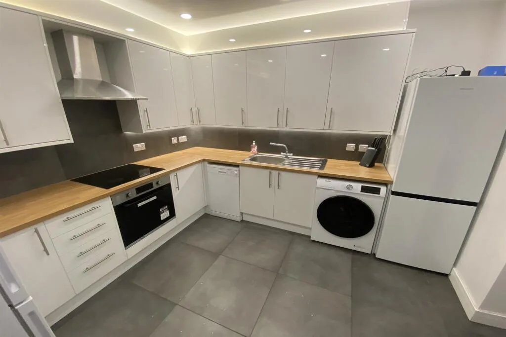 5 bedroom semi-detached house for rent