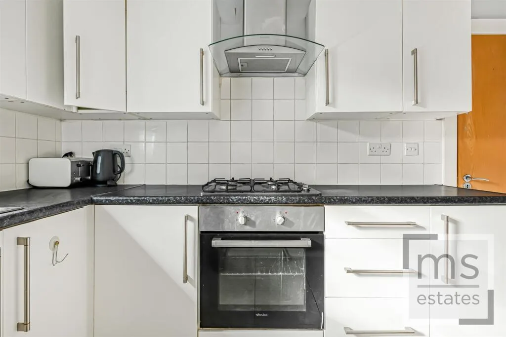 5 bedroom semi-detached house for rent