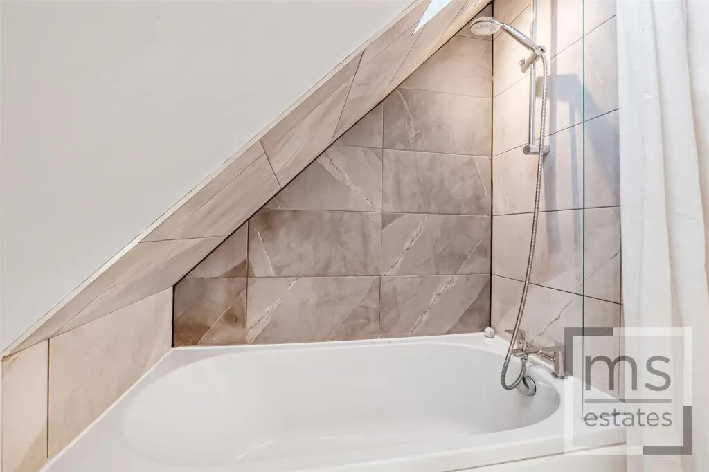 5 bedroom semi-detached house for rent