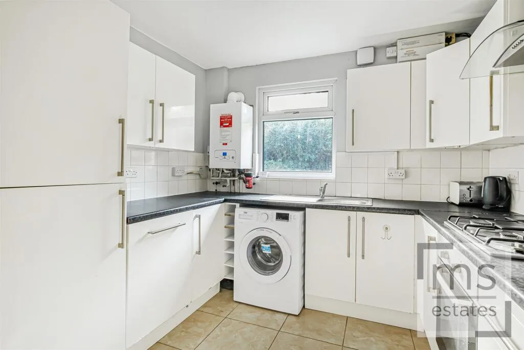 5 bedroom semi-detached house for rent