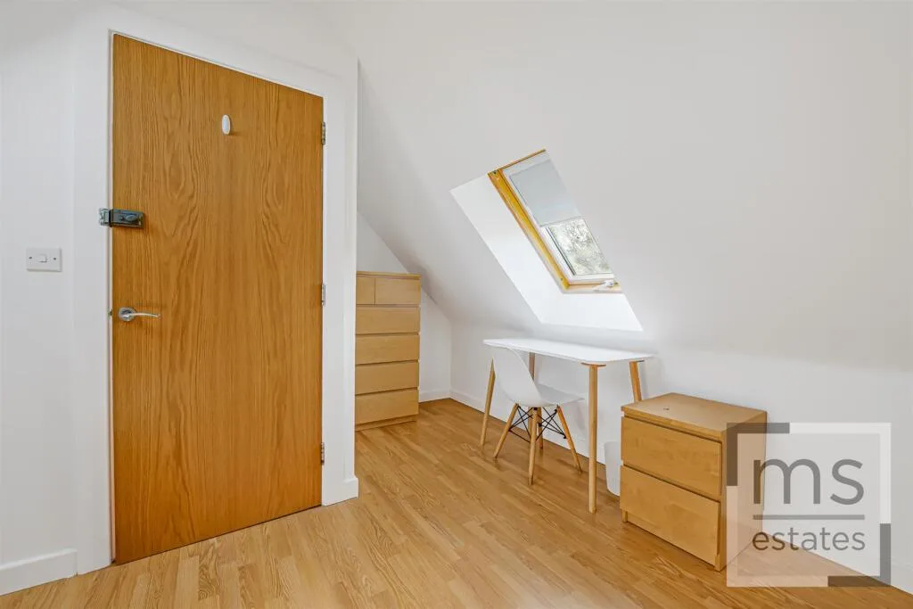 5 bedroom semi-detached house for rent