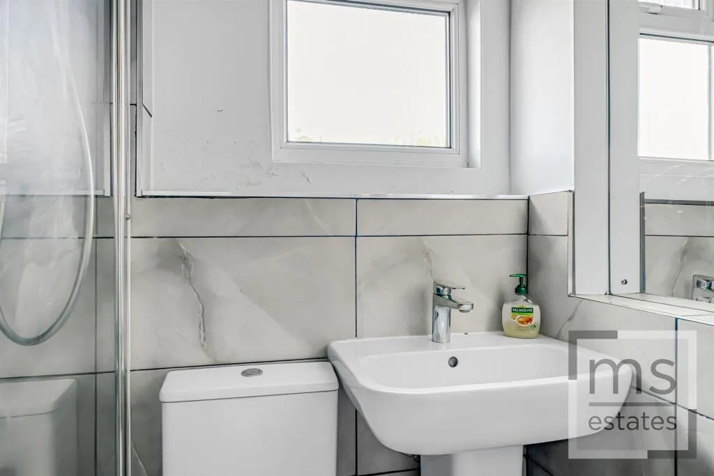 5 bedroom semi-detached house for rent
