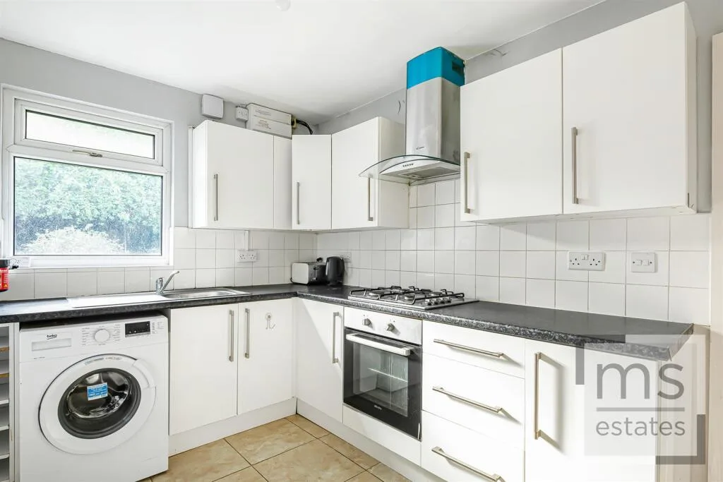 5 bedroom semi-detached house for rent