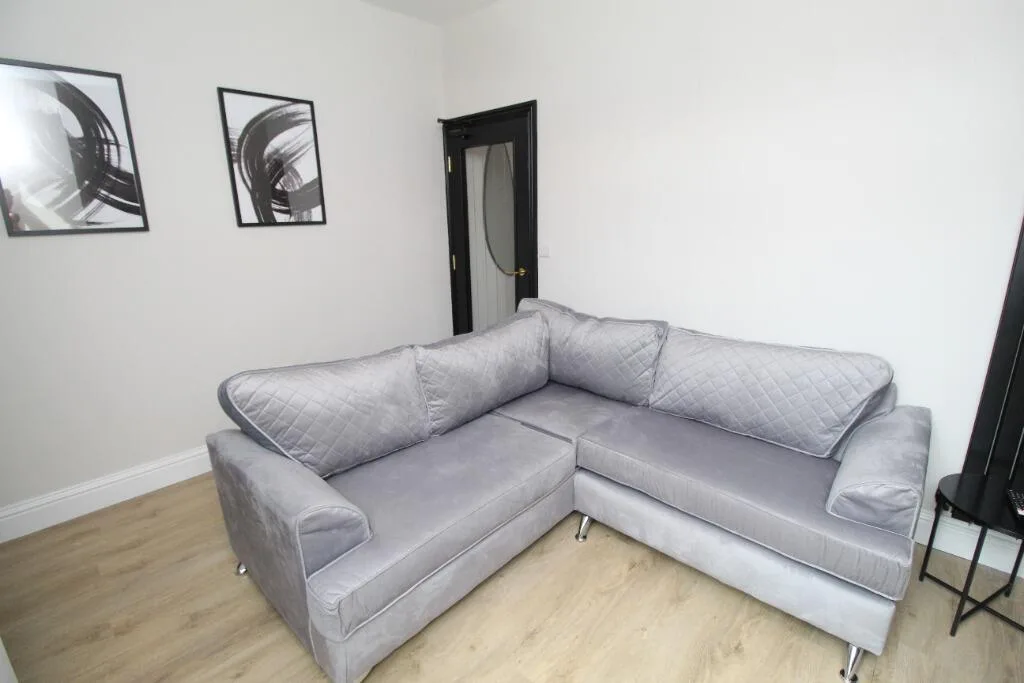 5 bedroom semi-detached house for rent