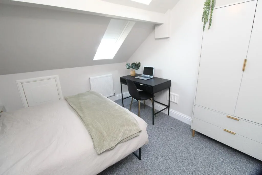 5 bedroom semi-detached house for rent