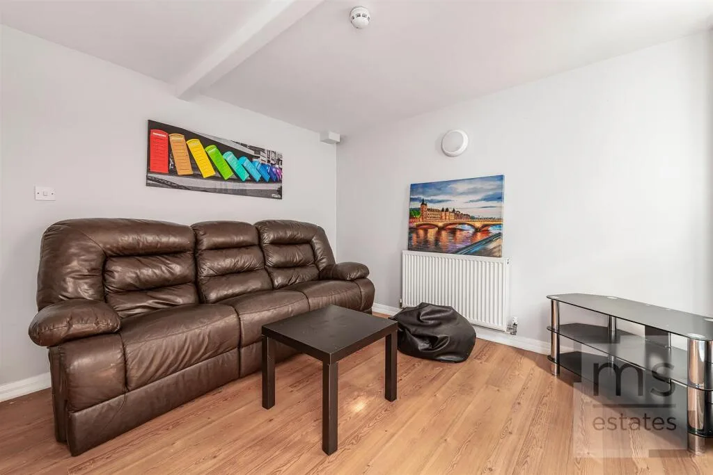 5 bedroom terraced house for rent