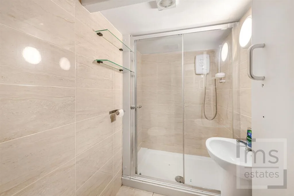 5 bedroom terraced house for rent