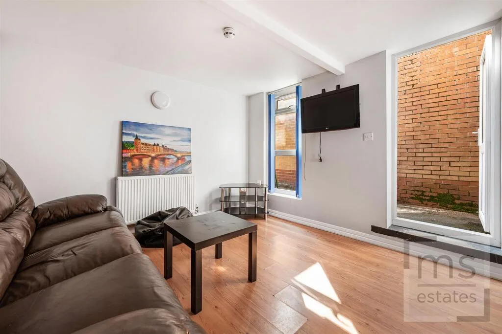 5 bedroom terraced house for rent