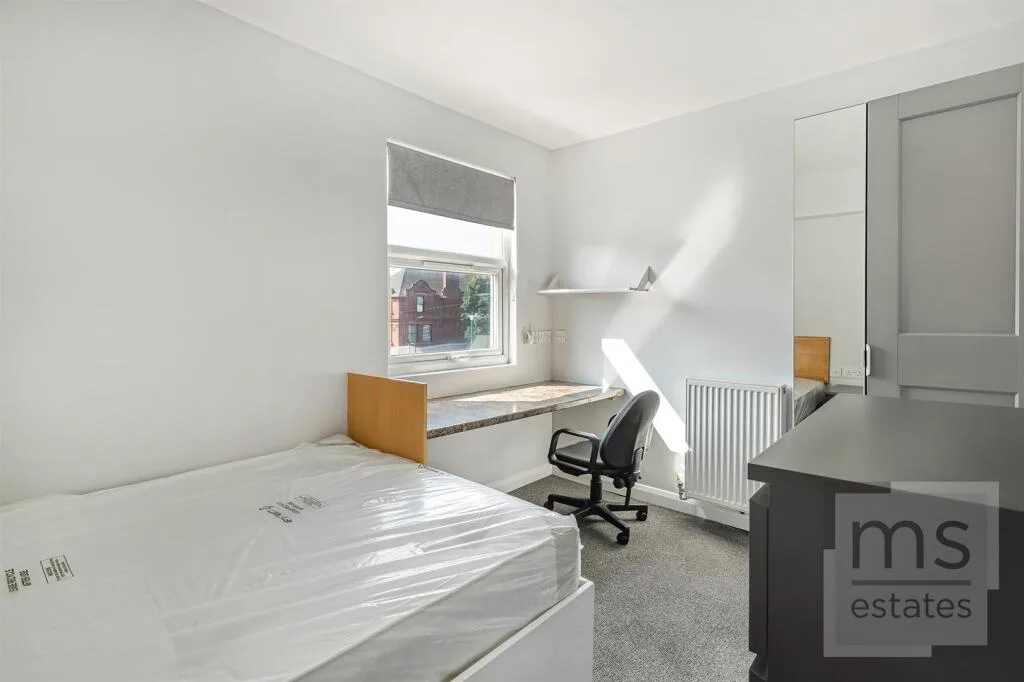 5 bedroom terraced house for rent