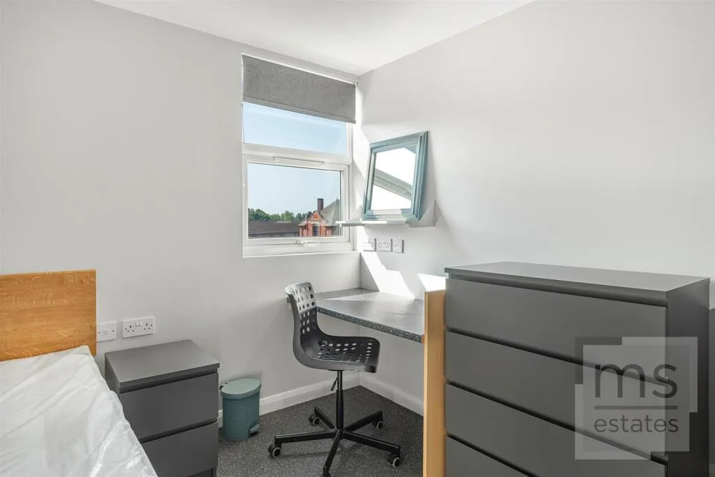 5 bedroom terraced house for rent