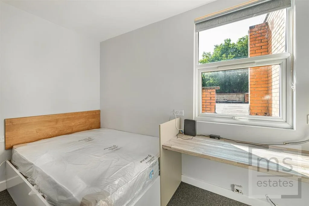 5 bedroom terraced house for rent