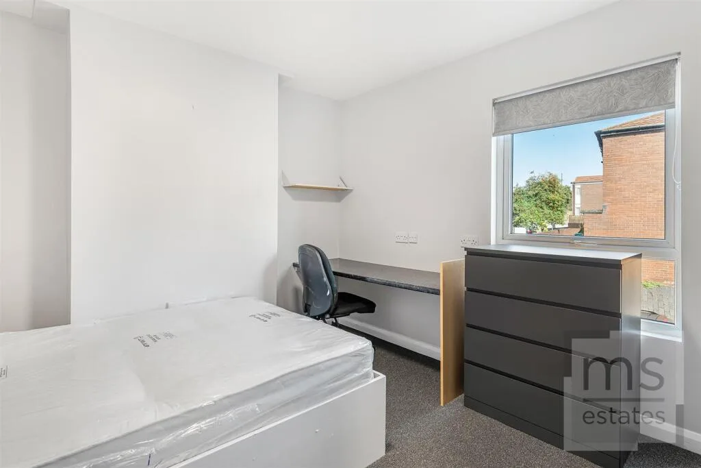 5 bedroom terraced house for rent